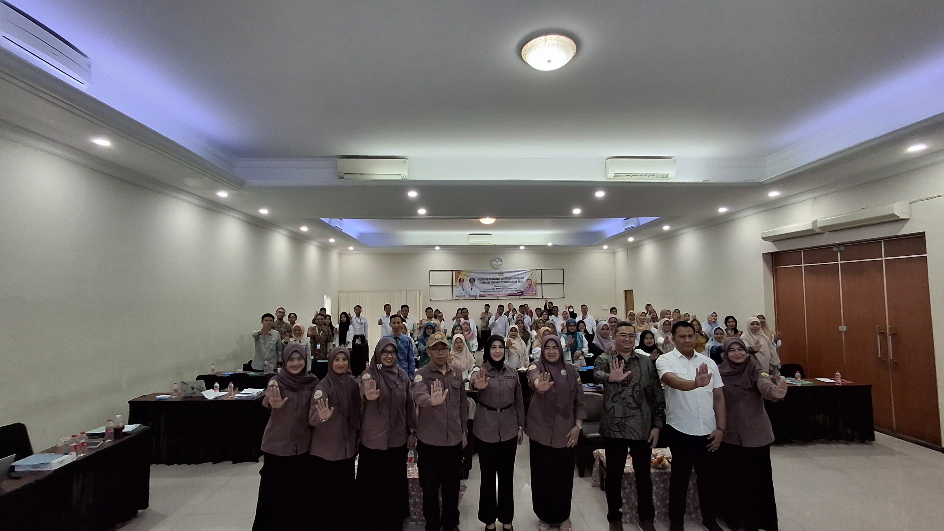 Foto Bersama dalam Kegiatan Pelatihan Penanganan Kasus Kekerasan