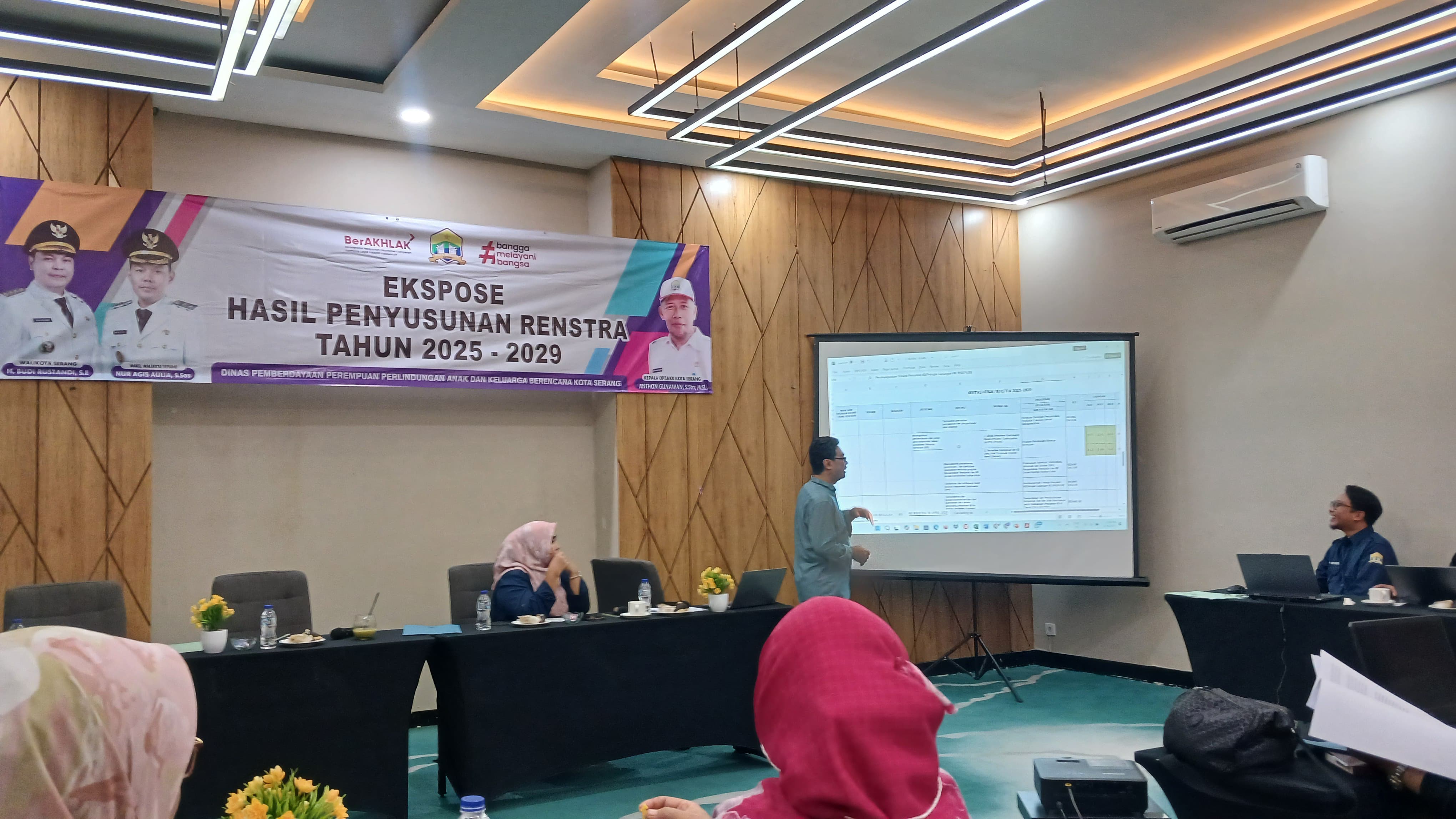 Penyampaian Materi oleh Narasumber dari Bappeda